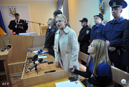 Julija Timosenko lánya kezét fogva szólalt fel a bíróság előtt.