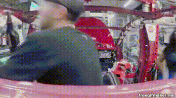 Szuper gyártósori videón a Model 3 születése