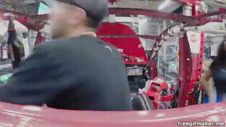 Szuper gyártósori videón a Model 3 születése