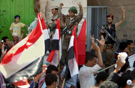 A rezsimellenes tüntetőkhöz csatlakozott a hadsereg egyik fontos egysége, beavatkozva az utcai harcokba.