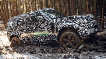 Gyári fotókon az álcázott Land Rover Defender