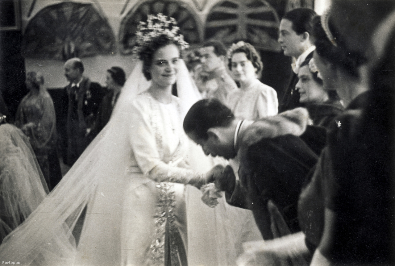 Az új királyné fogadja az esküvő utáni gratulációkat.
                        Geraldine ruhája is Chaneltől érkezett, briliánsokkal díszített, Skander bég kecskefejjel díszített koronáját ábrázoló diadémját a királytól kapta.
                        