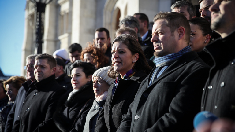 Közösen állt ki a Jobbik Gyurcsánnyal a Parlament lépcsőjére