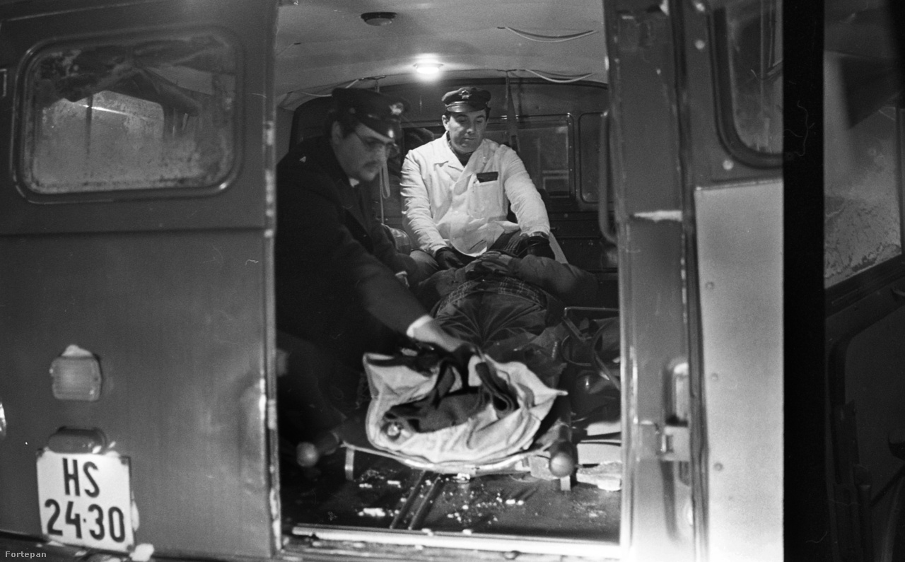 Vaszary Béla mentőtiszt a honvédségtől kapott mentőautóban