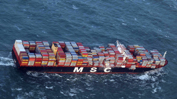 Tengerbe pottyant a világ egyik legnagyobb konténerhajójának rakománya
