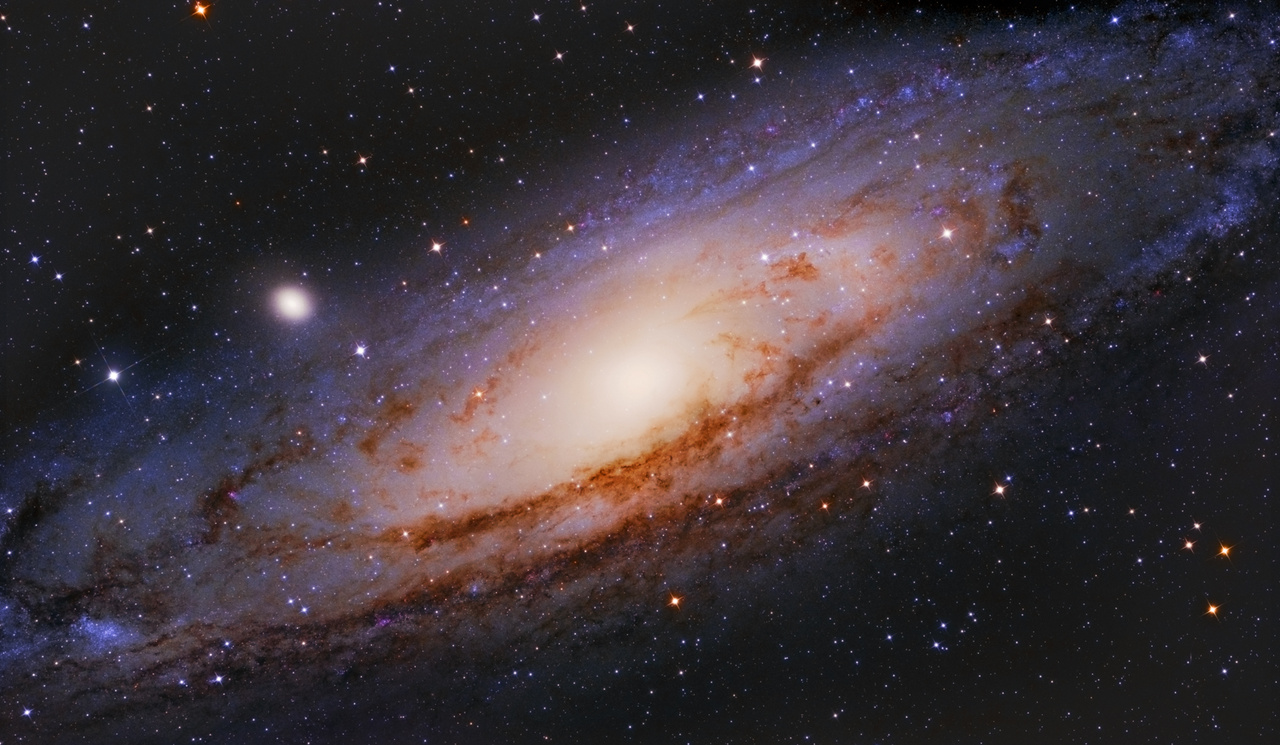 Ha éjszaka az északi égboltra tekintünk, akkor már szabadszemmel is észrevehető ez a látványos, hatalmas kiterjedésű objektum, az M31 Androméda-galaxis. Több tudományos mérést követően megállapították, hogy az Androméda-galaxis 2,5 millió fényévre van tőlünk és folyamatosan közeledik felénk, azaz a Tejút-galaxis felé. 100-150 km tesz meg másodpercenként, amely végeredményeként 4,5 milliárd év múlva ideér, és a tejúton belül jelentős átrendeződéseket okoz majd, vélhetőleg komoly fejtörést okozva az utánunk jövőknek.