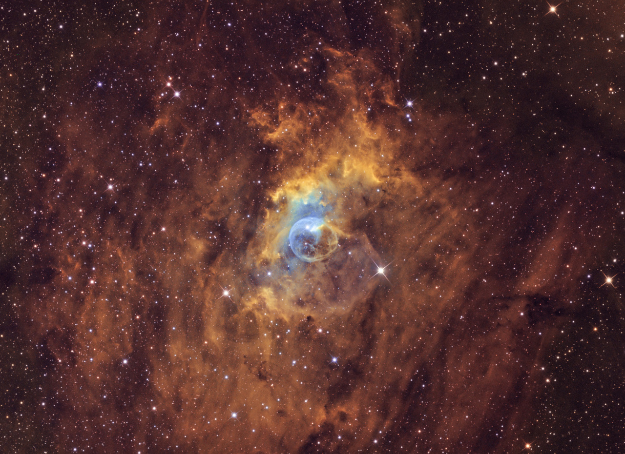 Az Univerzum legnagyobb "buborékja", a Buborék-köd (NGC7635). A diffúz köd közepén jól látható hatalmas "buborék" 7 millió km/h sebességgel folyamatosan növekszik, tágul. A felvétel speciális szűrők használatával készült. Ennek a fotótechnikai eljárásnak a legfontosabb alkotóelemei a keskenysávú fotografikus szűrők: a H-alfa-hidrogén, OIII-oxigén, és SII-kén szűrőkkel külön-külön örökíthető meg a hidrogén, az oxigén és a kén ionizációs sugárzása. Ezzel a technikával sokkal részletesebb, kontrasztosabb fotók készíthetőek az adott objektumról. A végleges fotó 28 órányi expozíció eredménye.