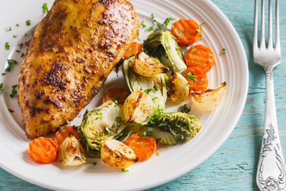 Bazsalikomos csirkemell fűszeres, sült zöldségkörettel: egyszerű, fenséges főfogás