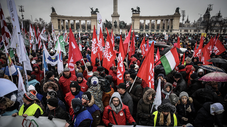 Tüntetés a Kossuth téren: álljon le az ország, legyen sztrájk