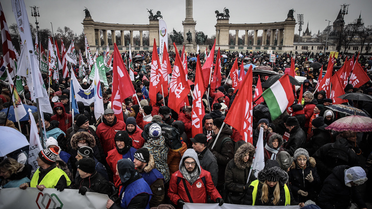Hungarian protests call for general strike and a regime change