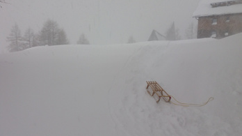 Három méter hó esett az Alpokban, több turista nem tud lejutni a hegyről
