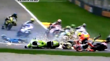 Két gép közé szorulva csúszott Rossi