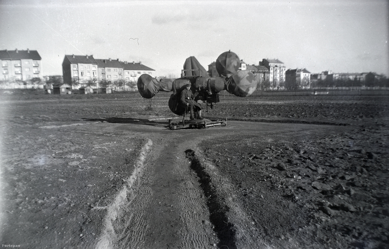 Légvédelmi fülelő berendezés a harmincas évekből a majdani Népstadion területén. A háttérben a Stefánia út házsorai.