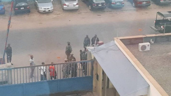 Fegyveres katonák mentek be egy nigériai szerkesztőségbe