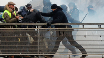 Egy volt profi bokszoló ütötte Párizsban a rohamrendőröket
