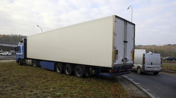 Tiltakoznak a belga kamionosok, amiért nem alhatnának a vezetőfülkében