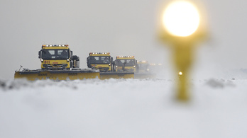 Fennakadásokat okozott a havazás a légi és a földi közlekedésben: hét sérült az utakon