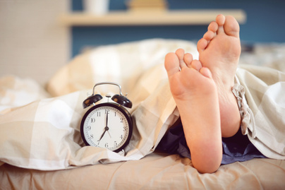 Jobban alszol, ha kilóg a lábad a takaró alól? Nem ez az egyetlen furcsaság a kutatók szerint