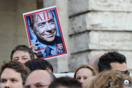 Az MTI római tudósítója szerint az alsóház épülete és Berlusconi rezidenciája, a Grazioli-palota előtt délutántól gyülekezett a miniszterelnökről véleményt nyilvánító és távozását ünneplő tömeg.