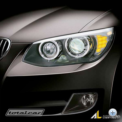 Konzervatívnak tekinthető projektoros főfény,  LED-es nappali menetfény karikával, a la BMW