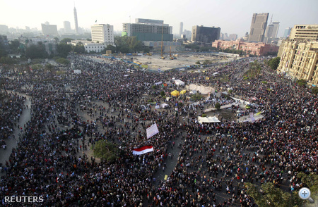 Több tízezren gyülekeznek Kairóban a februári tüntetések szimbolikus központjánál, a Tahrír téren, ahova ellenzéki csoportok keddre egymilliós óriástüntetést hirdettek. A környező utcákban folyamatosak az összecsapások az országot vezető katonai tanács lemondását követelő tüntetők és a biztonsági erők között.Több tízezren gyülekeznek Kairóban a februári tüntetések szimbolikus központjánál, a Tahrír téren, ahova ellenzéki csoportok keddre egymilliós óriástüntetést hirdettek. A környező utcákban folyamatosak az összecsapások az országot vezető katonai tanács lemondását követelő tüntetők és a biztonsági erők között.