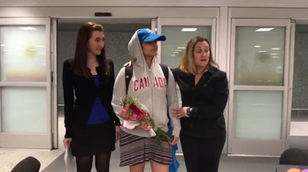 Kanadás felsőben érkezett meg új hazájába a családja elől menekülő szaúdi lány