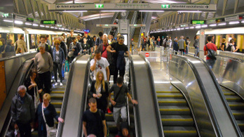 A 4-es metró újabb állomására telepíthetnek beléptető kaput