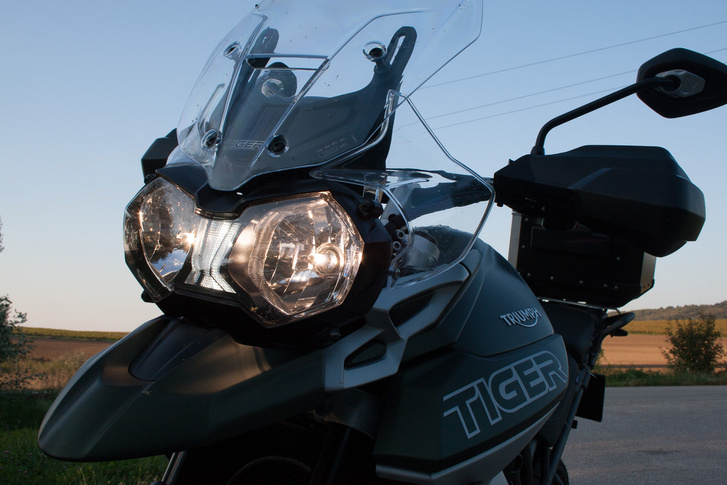 Az XCx modellen csak a fényszórók közötti, Triumph logó formájú menetfény LED-es, de a csúcsváltozat, az XCA esetén már a komplett világítás