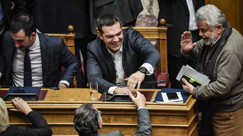 A görög kormányfő rettentő szorosan nyerte a bizalmi szavazást