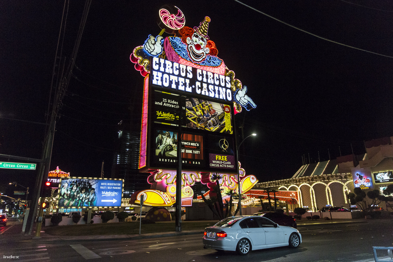Las Vegas egyik, ha nem a legszebb neonreklámja a Circus Circus Hotel és kaszinó animált bohóca.