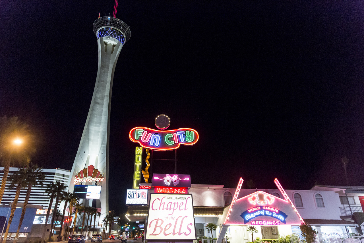 A Fun City Motel és a Chapel of the Bells házasságkötő kápolna neonfényei a Stratosphere torony közelben.