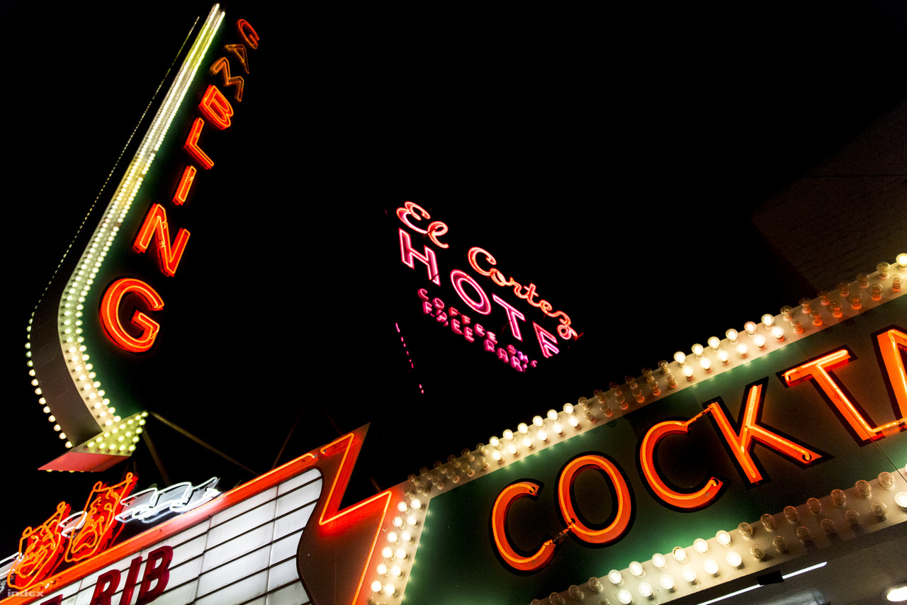Étterem, játékterem, hotel, koktélbár – neonkavalkád a Fremont utcában.