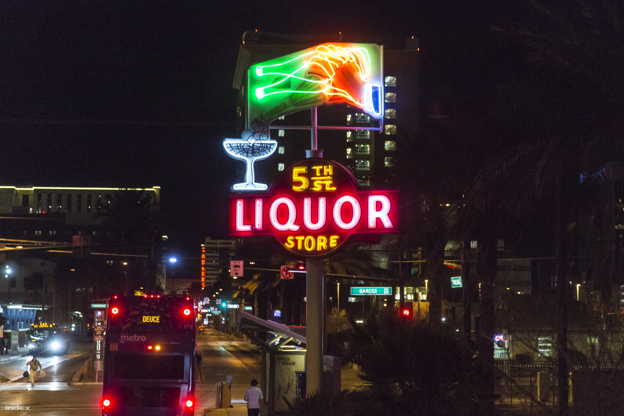 Egy eredeti helyén megmentett és felújított neon: 5th Street Liquor Store 1945-ből.