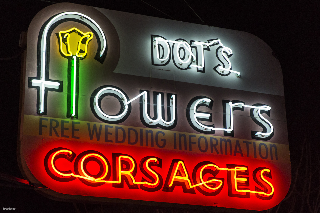 Dot's Flowers Corsages - Free Wedding Information. Las Vegas híres a laza házasságkötési szabályairól, aminek következtében sokan lépnek a városban frigyre. A képen látható, a múzeum tulajdonában lévő neoncégér nem virágbolté, hanem egy házasságkötési tanácsadó iroda cégére volt.