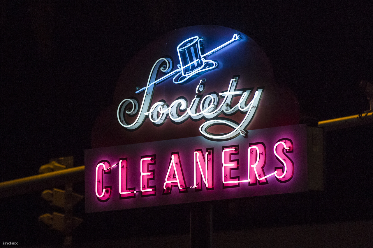 1946 szeptemberében nyitott meg a Society Cleaners mosoda a 11. és a Fremont utcák sarkán. Neonreklámja felújítva ragyog az éjszakában.