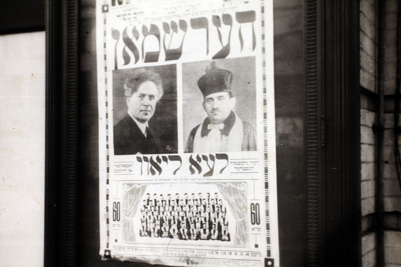 Egy jiddis nyelvű plakát, valószínűleg New Yorkban. A városban nagy számban éltek askenázi zsidók, akik jiddisül beszéltek (a modern héber csak ekkoriban alakult ki), sőt, az amerikai vallásos zsidóságban a mai napig jelentős a jiddist használók aránya.