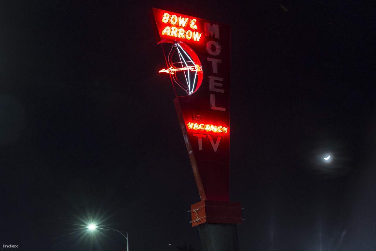 A Bow & Arrow Motel animált cégére az ötvenes évekből. A neonfények váltakozásának megfelelően az íj a motel irányába lövi a nyilat.