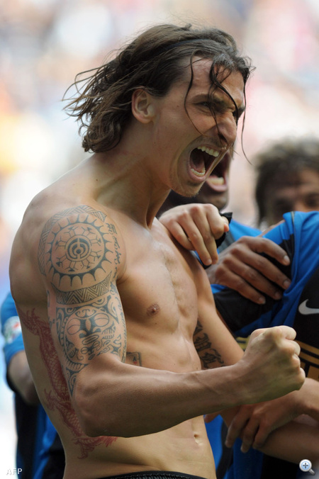 Ibrahimovic megint örül, és tetoválásait is megmutatja ezen a 2009-es képen