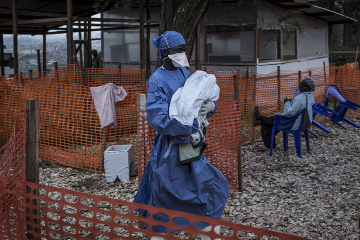 4 éves ebolával fertőzött babát visz a kezében az ápoló Butembo-ban, a Kongói Köztársaságban 2018. november 10-én