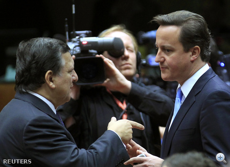 Jose Manuel Barroso, az Európai Bizottság elnöke (balra) és David Cameron brit miniszterelnök.  
