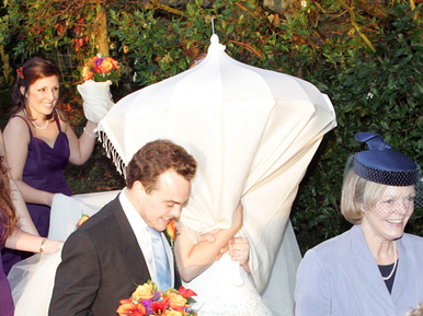 Az év legfurább menyasszonya fátyol helyett ernyőben esküdött