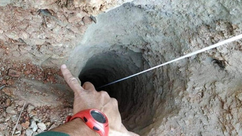 A 100 méter mély kútba zuhant kisfiú mentőcsapatának kézzel is kell ásnia