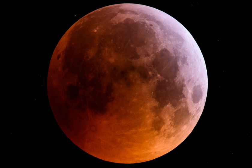 Vörösre váltott a Hold, majd teljesen eltűnt: ma hajnalban bámulatos jelenséget fotóztak