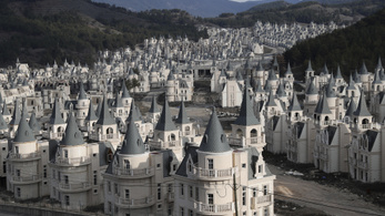 Ebben a törökországi lakóparkban lakások helyett kastélyokat lehetett venni