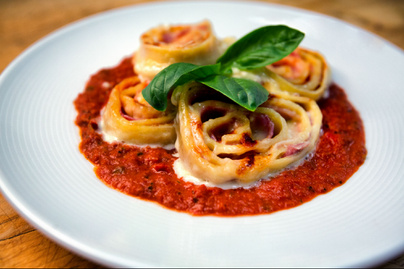 Paradicsomszószban sült lasagnetekercsek: így még finomabb lesz az olasz fogás