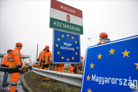 Munkások leszerelik a Magyar Köztársaság feliratú táblákat Záhonyban, a magyar-ukrán határátkelőhelyen. 