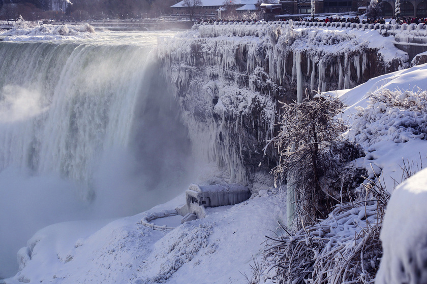 Ítéletidő tombol az Egyesült Államokban: még a Niagara is befagyott