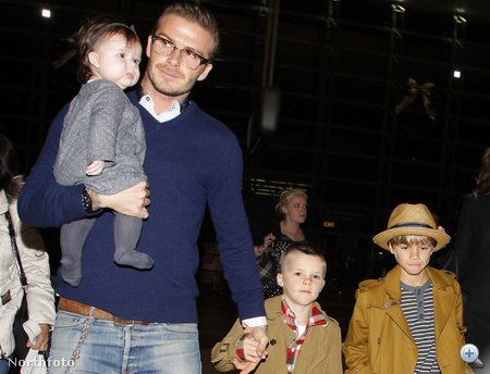 Harper Seven Beckham édesapja karján, családjával 2011. december 16-án