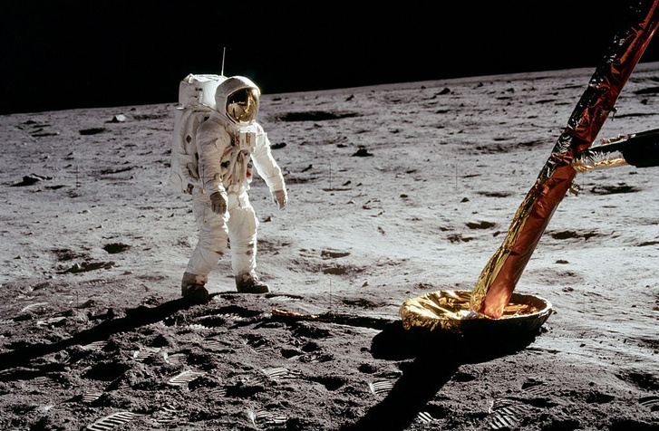 Buzz Aldrin lógatja kezeit az emberiség első holdsétáján. A rakéta, ami odáig juttatta őt Armstronggal ekkor már három darabban volt háromfelé. Az első és a második fokozatok négy napja áztak az óceánban