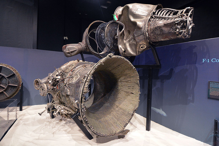 Az Apollo-12 és 16 megtisztított hajtómű-elemei a Seattle-i repülő múzeumban